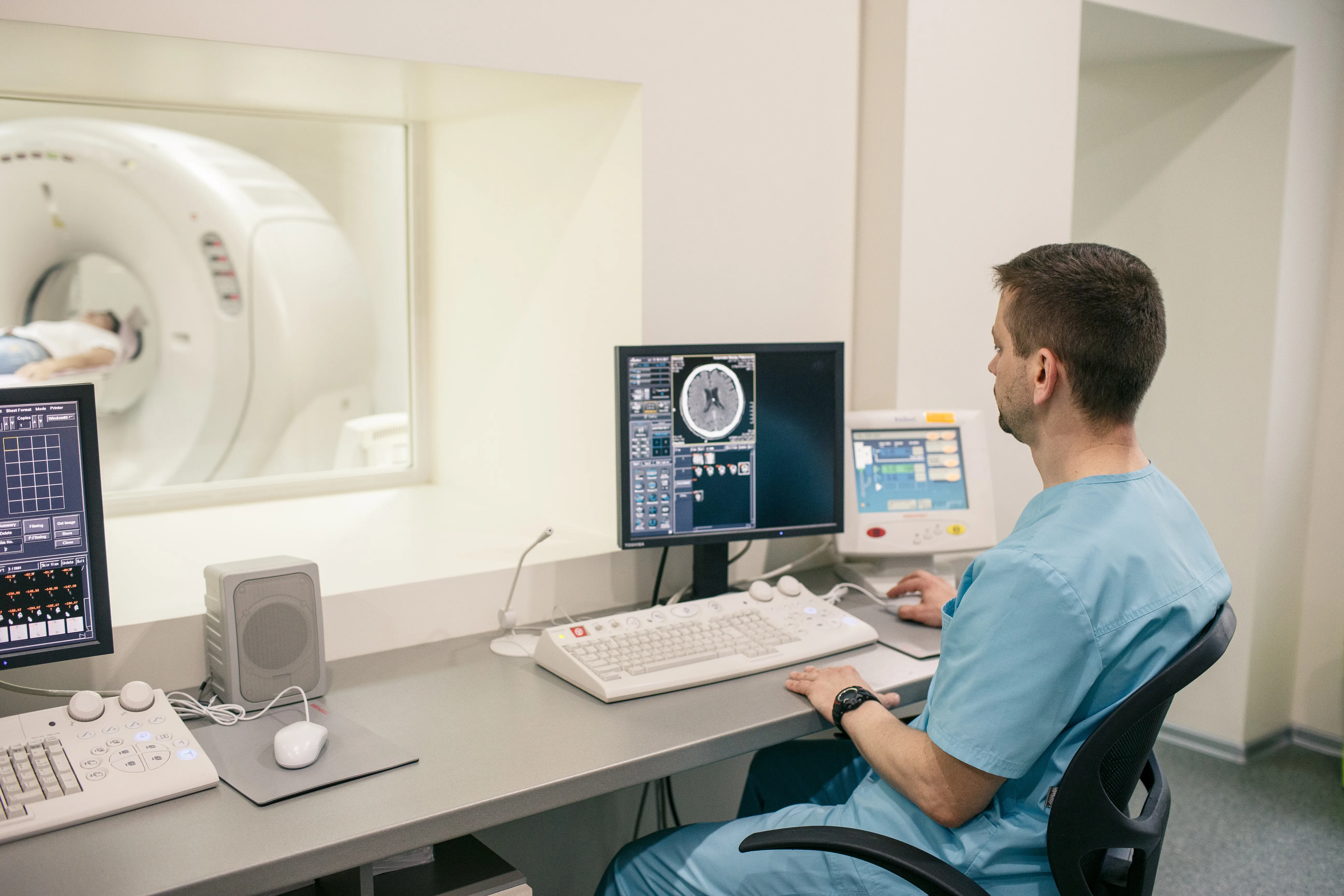Radiologe macht Kopf-MRT von Patient