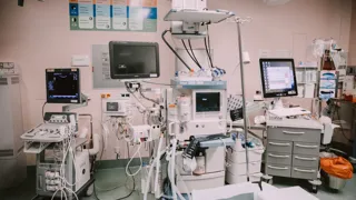 Medizinische Geräte in einem Behandlungsraum