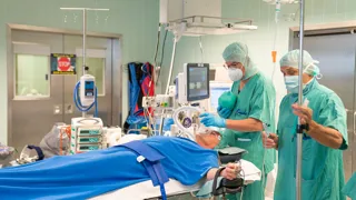Zwei Ärzte führen bei einem Patienten eine Anästhesie durch
