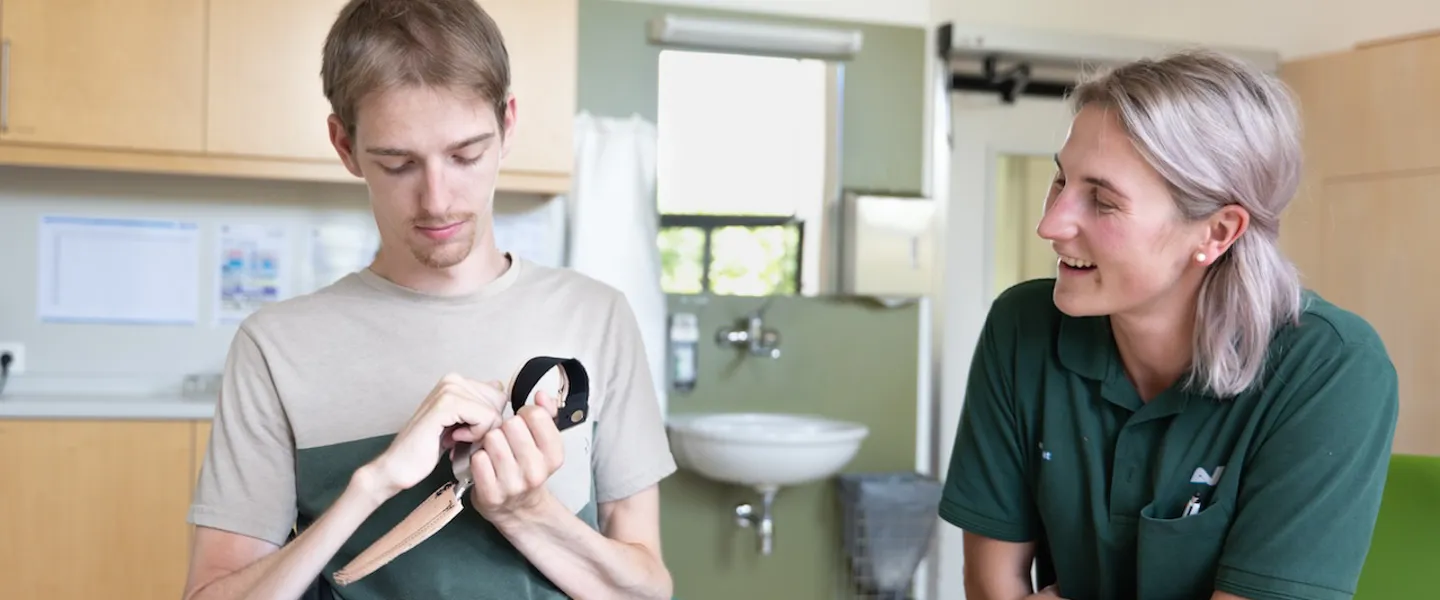 RH Ergotherapie - 230912 VDR 307 (1) Patient während Hand- und Fingerübungen mit Ergotherapeutin im AUVA-RZ Häring