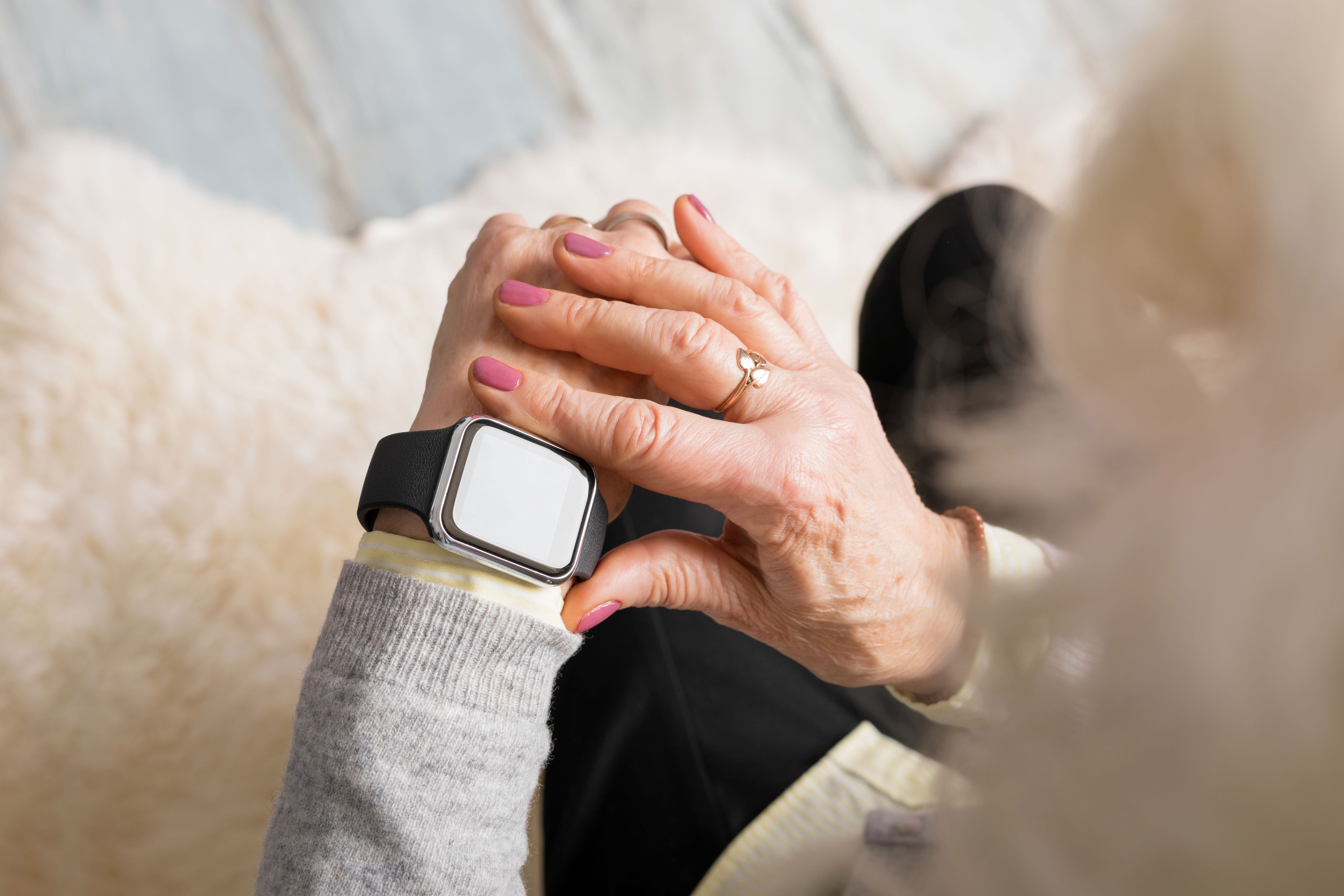 Frau nutzt Smartwatch. 