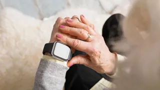 Frau nutzt Smartwatch.