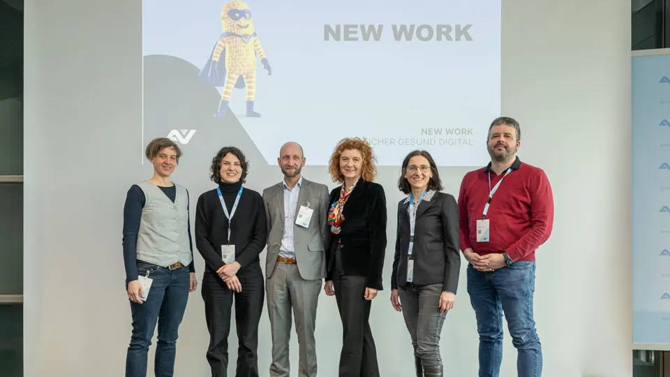 Gruppenbild mit Männern und Frauen auf der Bühne