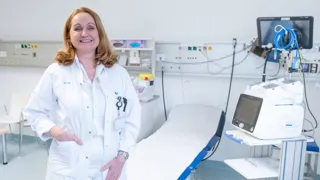 Schmerzzentrum-Leiterin OÄ Birgit Luttinger-Steiner im Behandlungsbereich des Traumazentrums Wien Meidling