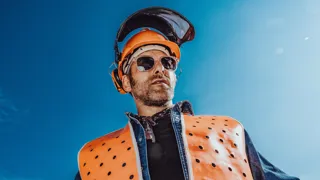 Adobestock Patrickjohn71 1440 530591959 Arbeiter in Sicherheitskleidung schwitzt in der Sonne