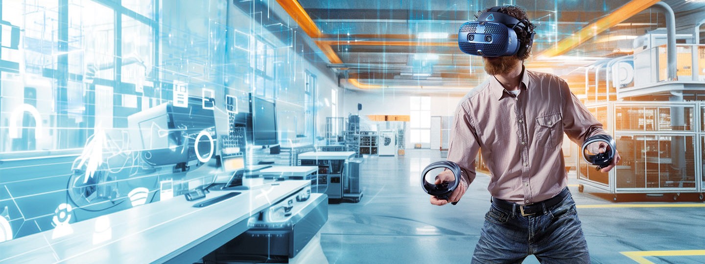 Mann arbeitet mit VR-Brille im Betrieb