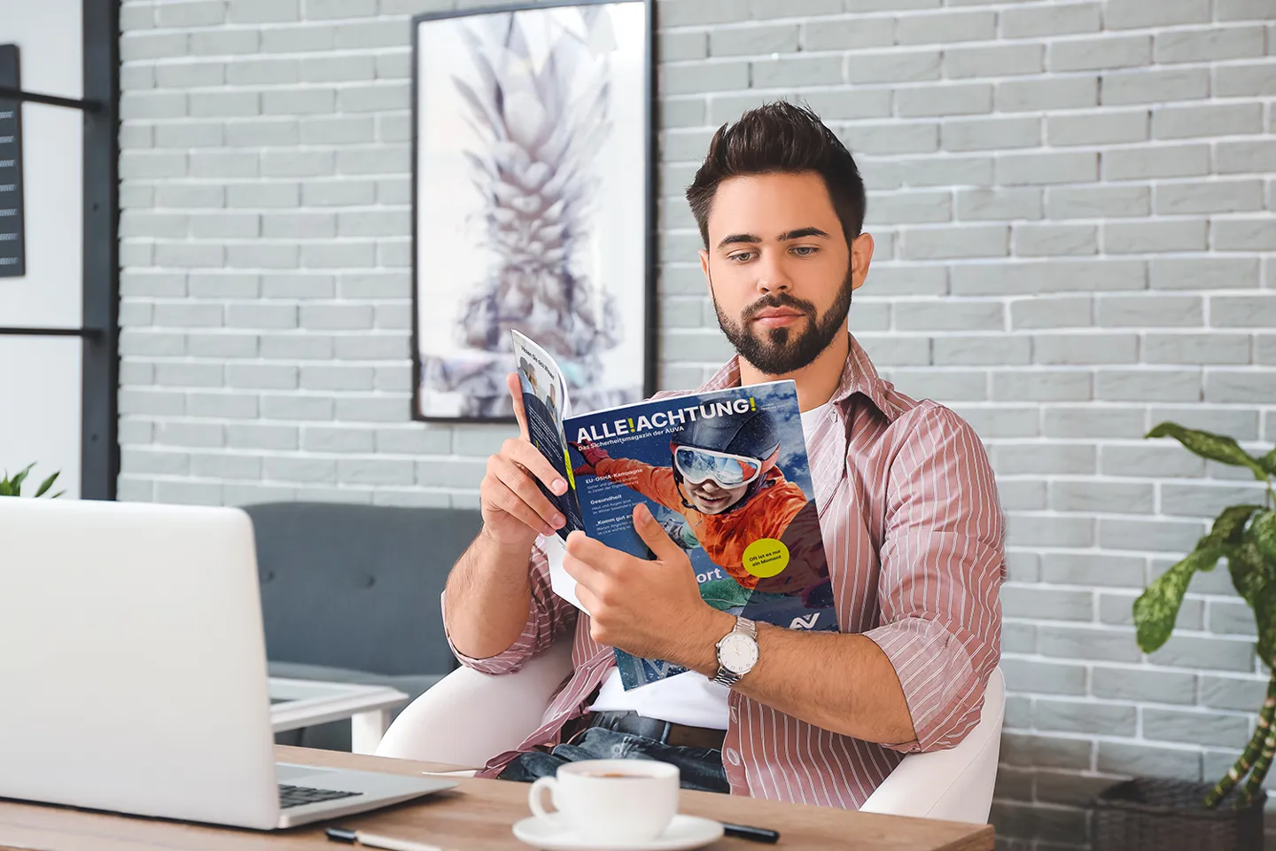 4.5.1_Alle!Achtung!_AdobeStock_405324930_ROI_1.jpg Junger Mann liest AUVA-Magazin „Alle!Achtung!“