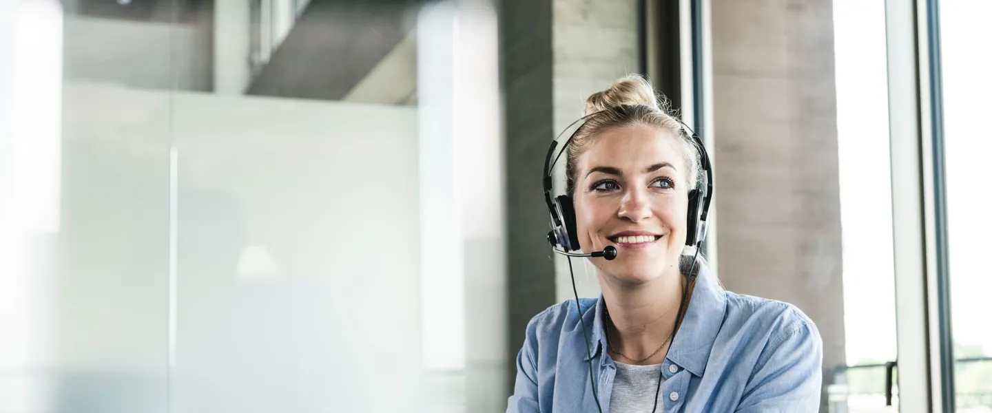 Telefonistin mit Headset Telefonistin mit Headset