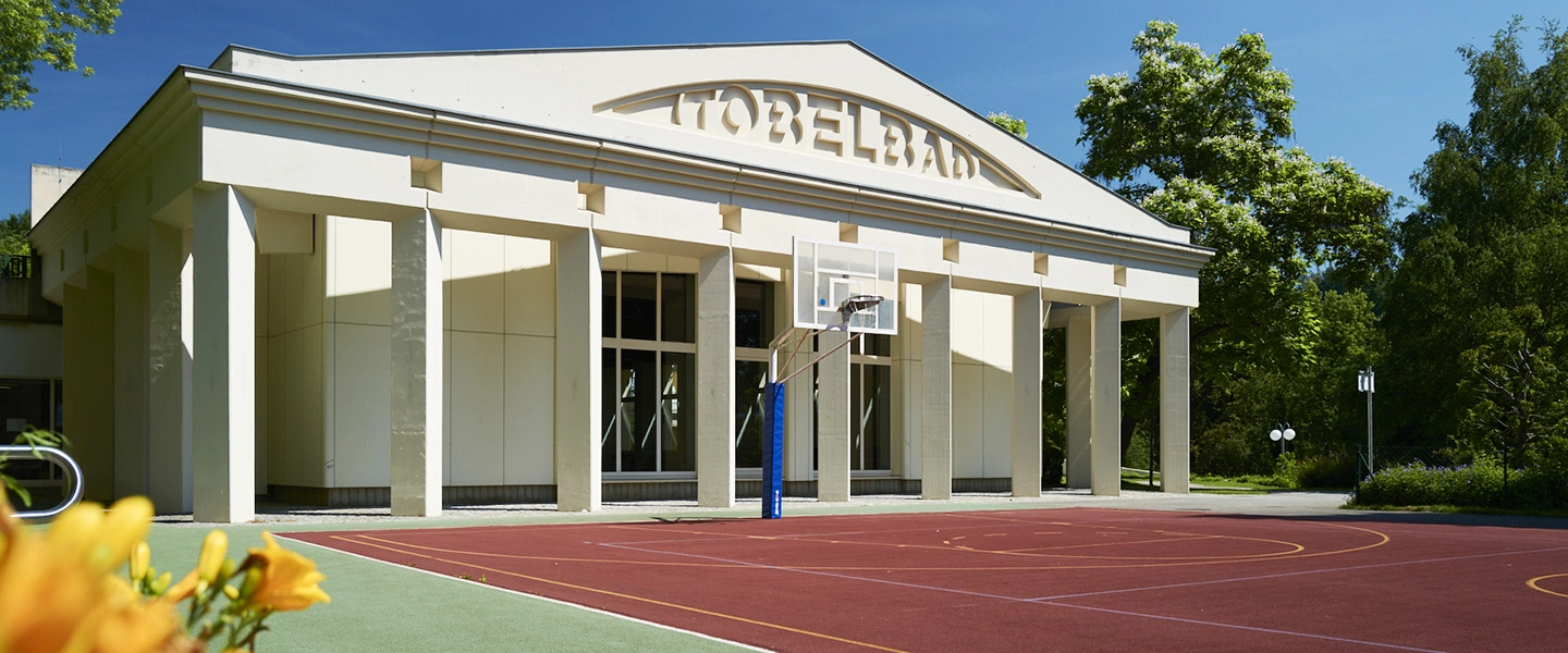Sportanlagen der Rehabilitationsklinik Tobelbad inklusive Basketballkorb