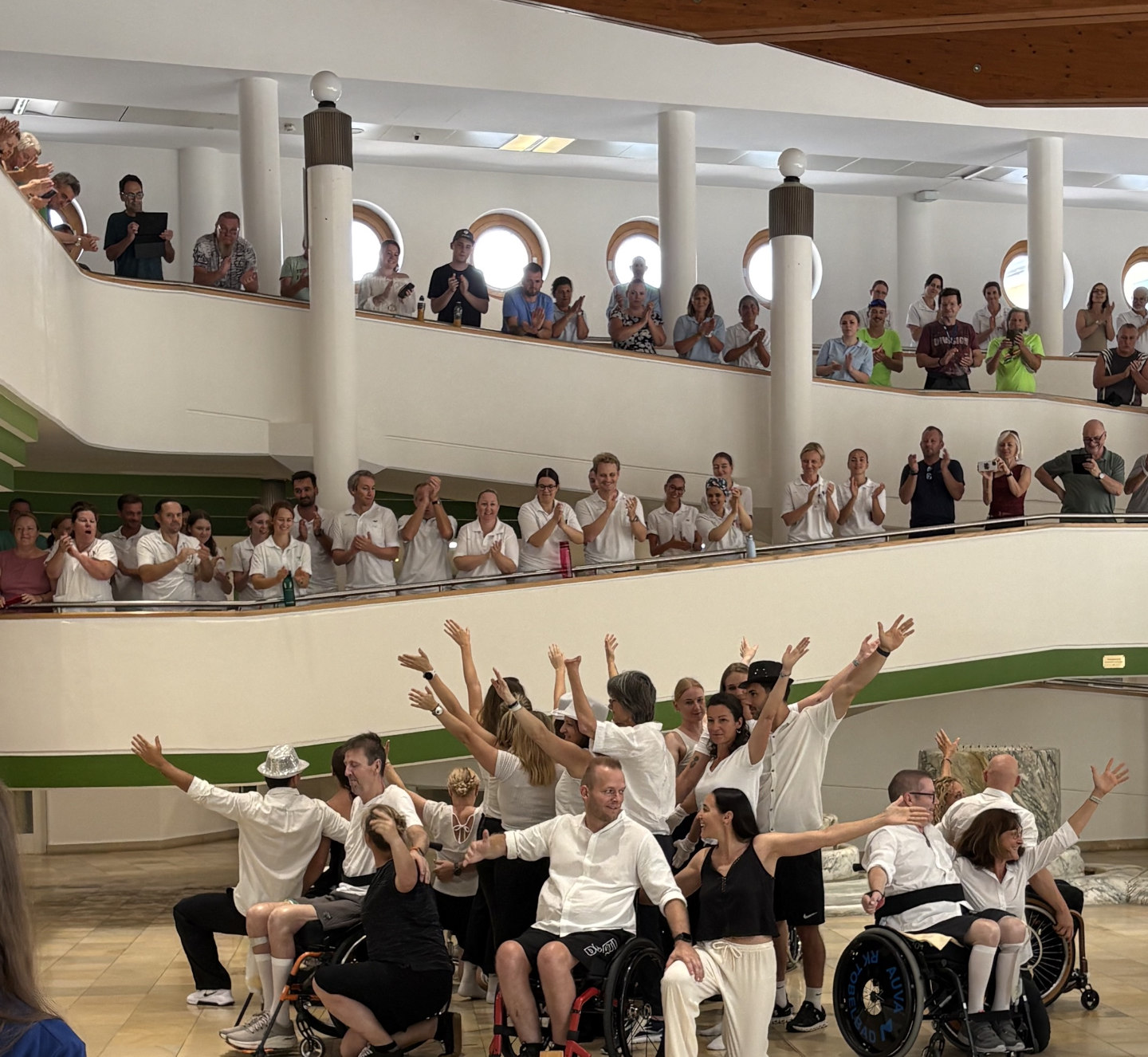 Eine Vielzahl an Sportfest-Teilnehmenden in einem Gebäude der Rehabilitationsklinik Tobelbad