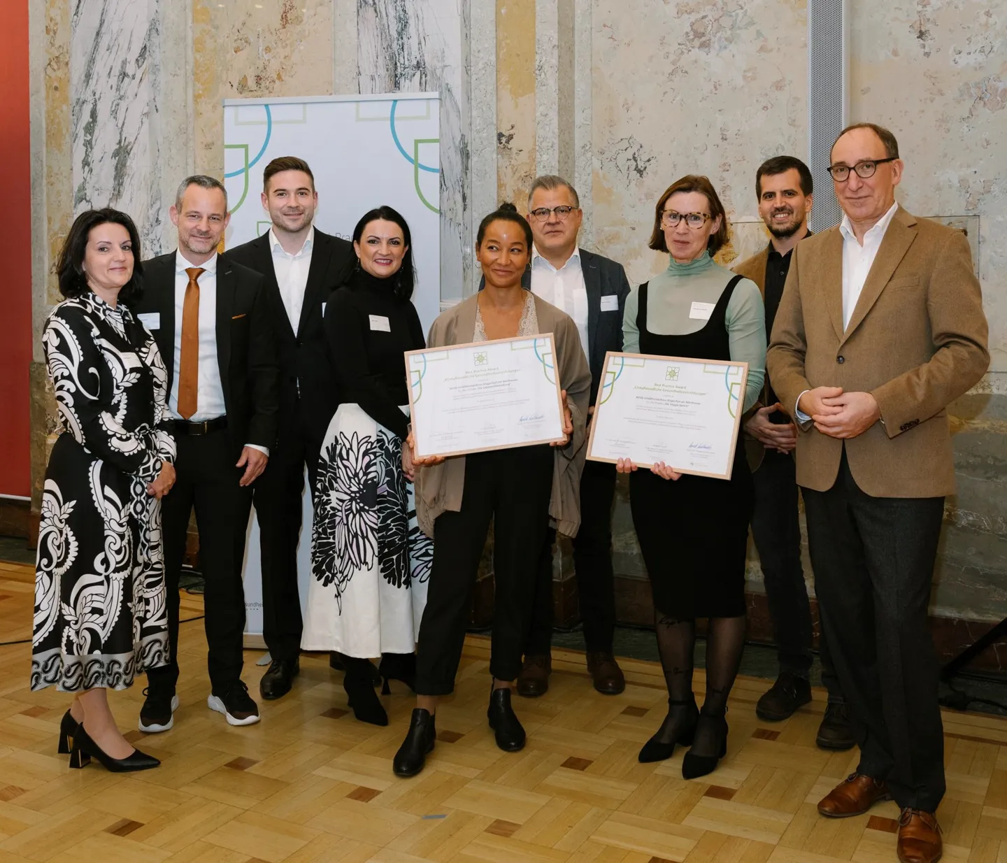 PA 2023-11-21 Gruppenbild, UK 3-facher "Best Practice Award" Preisträger Preisverleihung - Gruppenfoto