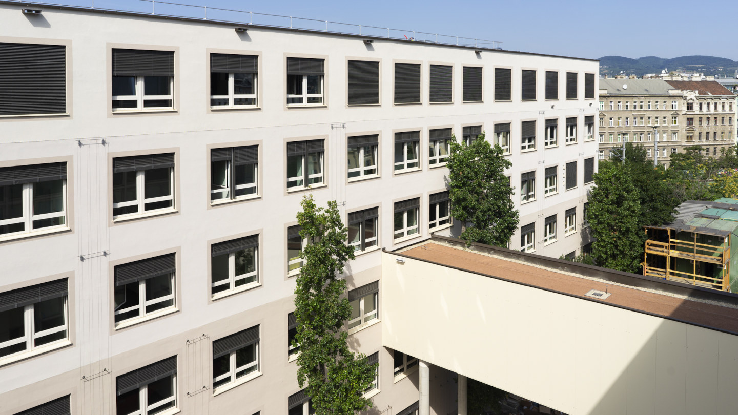 Außenansicht von Gebäude und Verbindungsbrücke des Modulbaus im Traumazentrum Wien Brigittenau