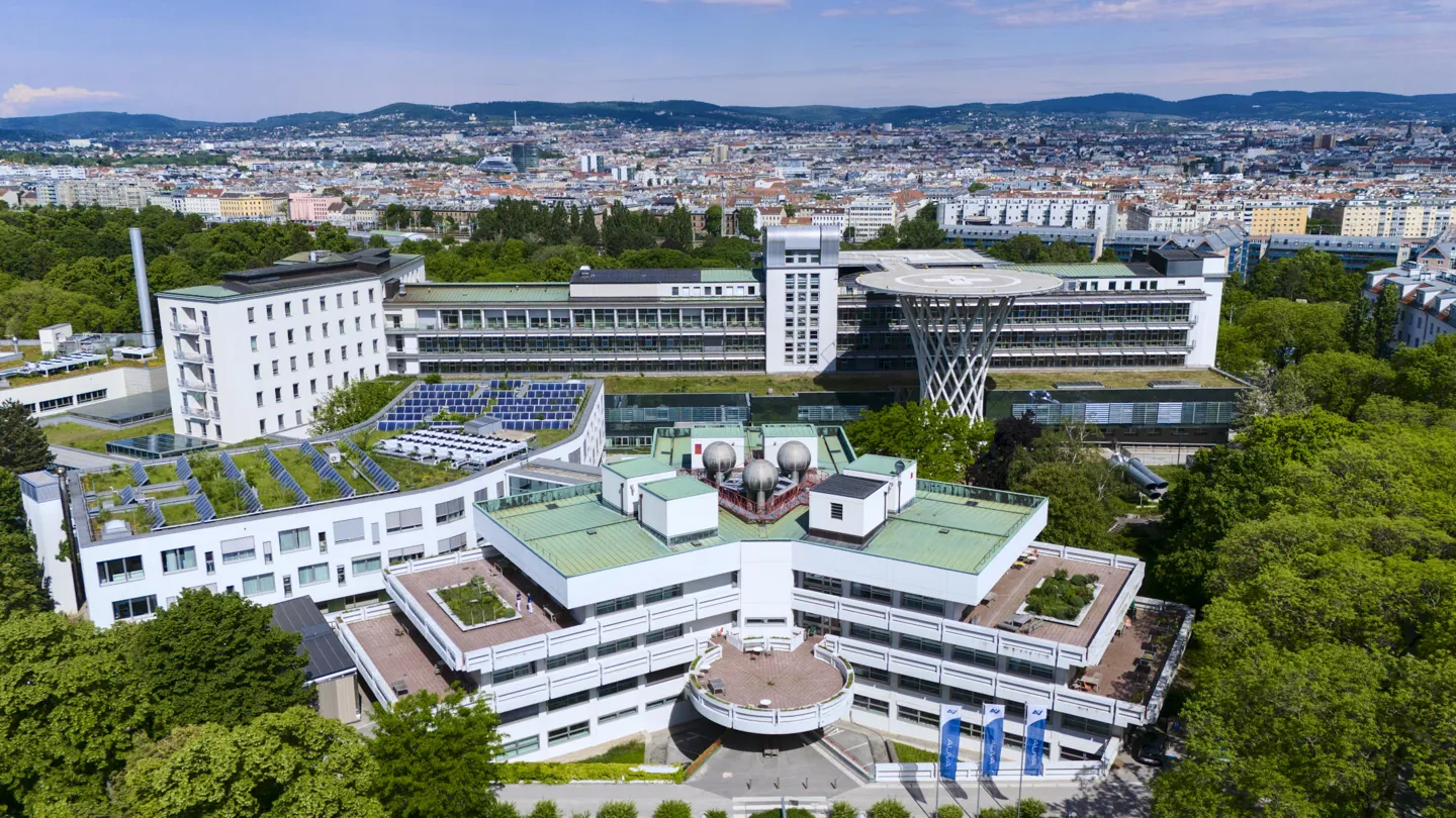 Luftaufnahme des Rehabilitationszentrums Meidling Luftaufnahme des Rehabilitationszentrums Meidling, umgeben von zahlreichen Bäumen, mit der Stadt im Hintergrund
