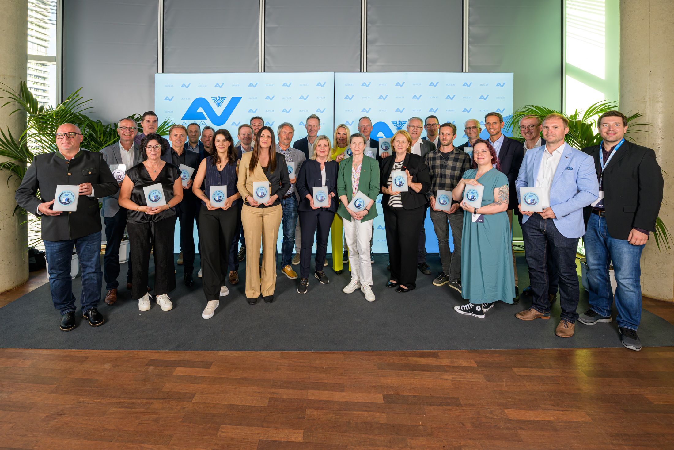 Gruppenbild von Vertreter:innen der ausgezeichneten Unternehmen.