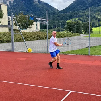 Parasportler Erwin Leibetseder beim Schlagen der Rückhand auf dem Tennisplatz beim RZ Häring
