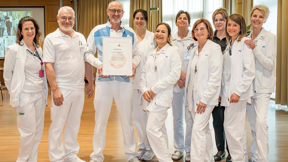 AUVA-Mitarbeitende Schaffer Nadine, Fink Johann, Allmer Johann, Grießer Verena, Grabler Gabriele, Wippel Elisabeth, Köberl Dagmar, Kortschak Eva, Baronigg Nadine, Hohl Martina präsentieren die Auszeichnungsurkunde