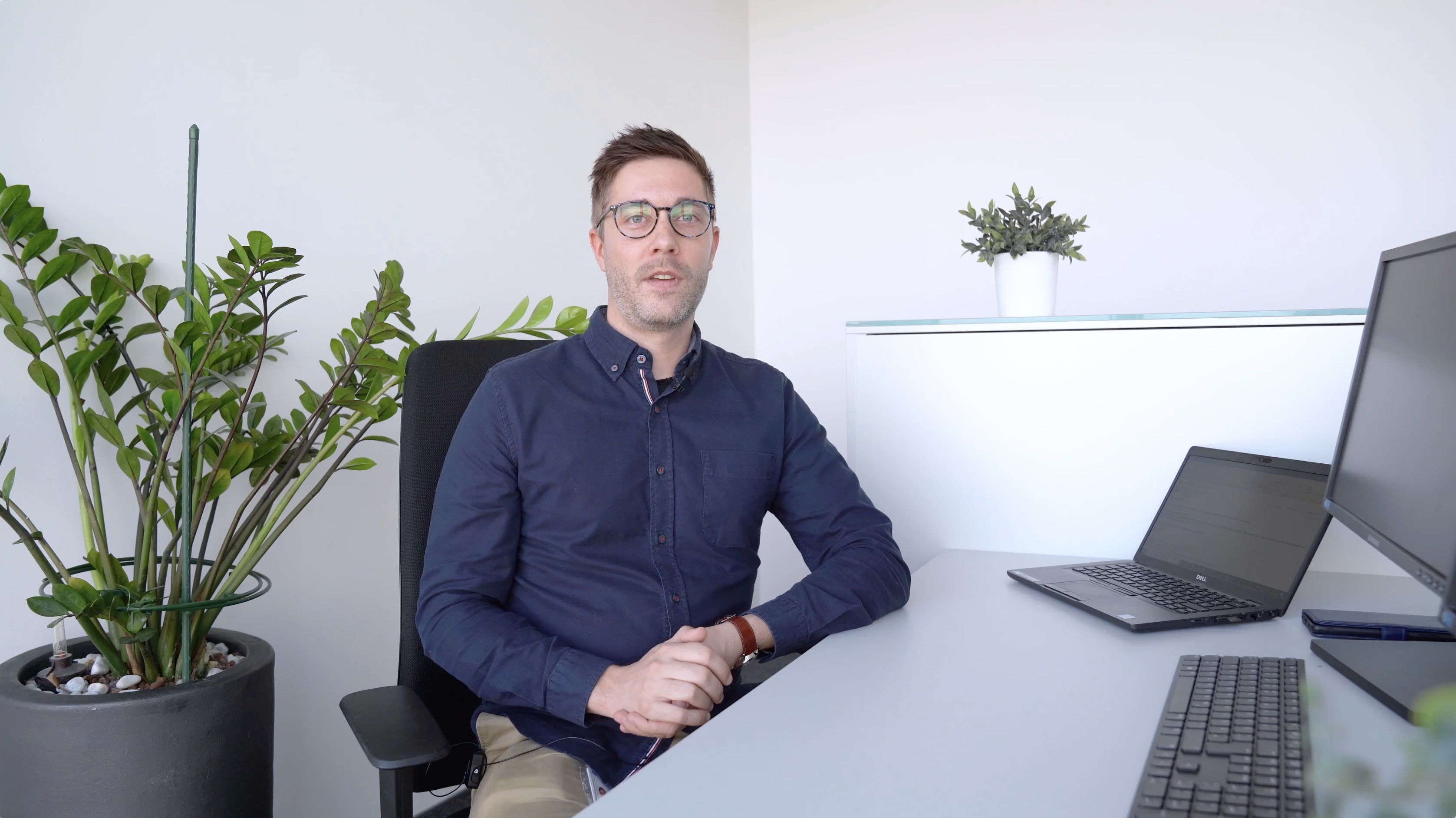 Dr. Clemens Dobusch erklärt am Bildschirmarbeitsplatz Maßnahmen für mehr Augengesundheit. 