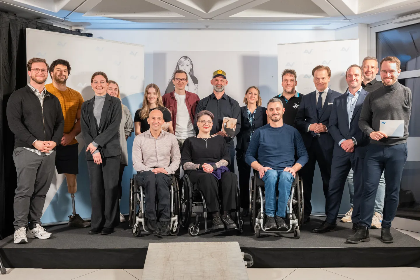 Gruppenfoto bei der Präsentation des Buches "Reset" im Rehabilitationszentrum Meidling Gruppenfoto bei der Präsentation des Buches "Reset" im Rehabilitationszentrum Meidling