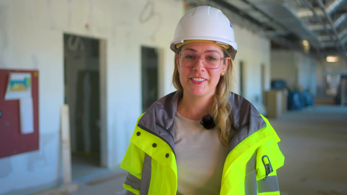 Vorschaubild aus dem Video: AUVA-Mitarbeiterin Teresa Skalsky beim Baustellenrundgang