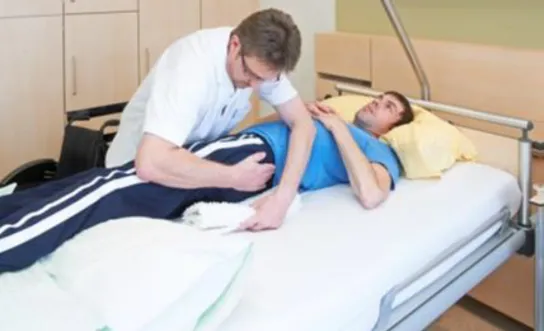 RH Spaltlagerung - Ratgeber Querschnittlähmung Pflegekraft führt Spaltlagerung eines Patienten durch - Ratgeber Querschnittlähmung
