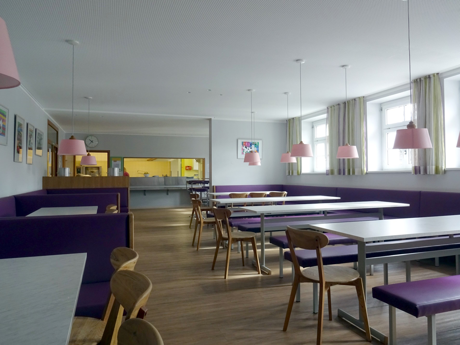 Speiseraum mit abgesetzter Essensausgabe