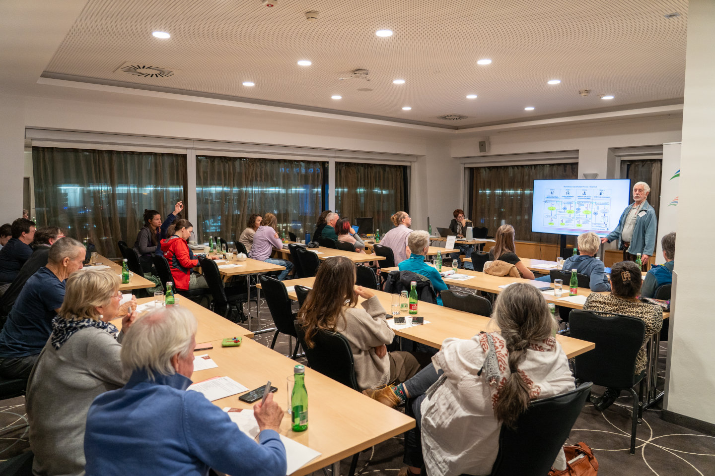 Blick in den Seminarraum mit ca. 20 Teilnehmenden