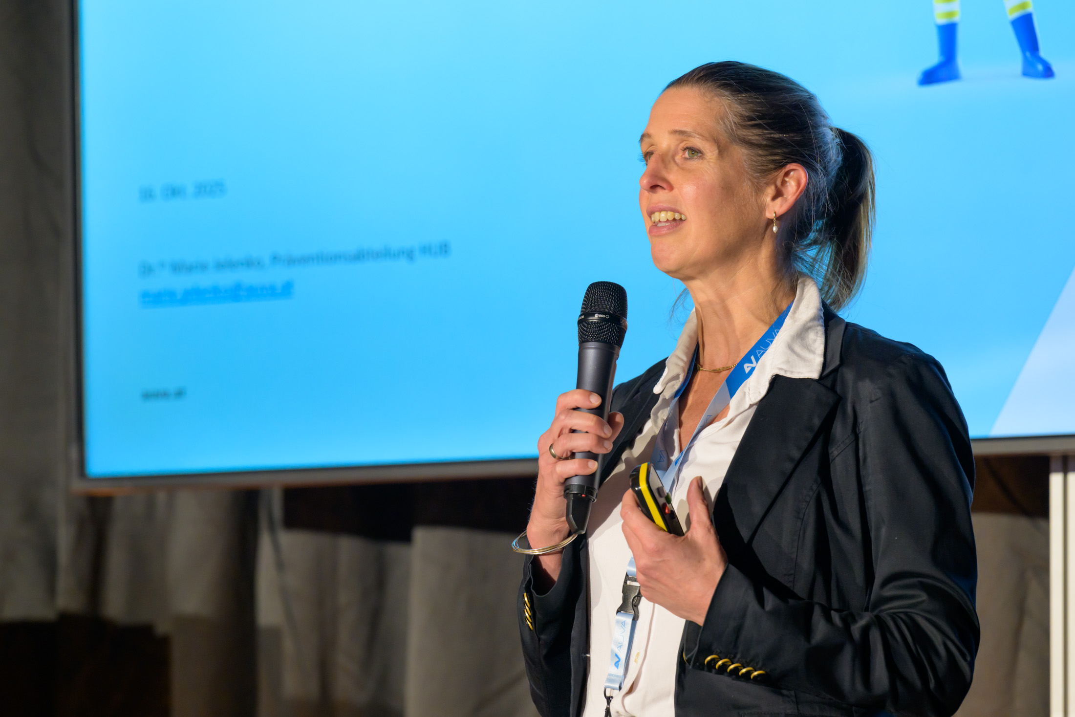 Dr. Marie Jelenko am Mikrofon bei der AUVA-Gütesiegel-Gala