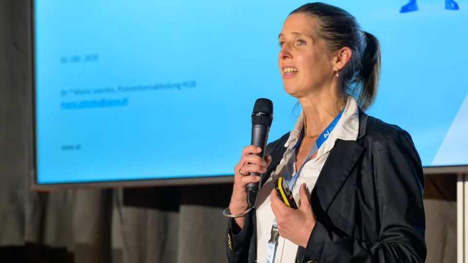 Dr. Marie Jelenko am Mikrofon bei der AUVA-Gütesiegel-Gala