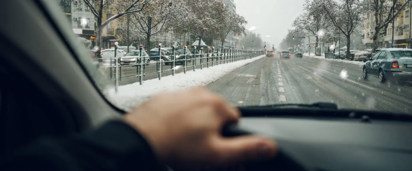 Adobestock 537927610 1440 (C)Zamrznuti Tonovi Fahrersicht auf winterliche Stadtstraße