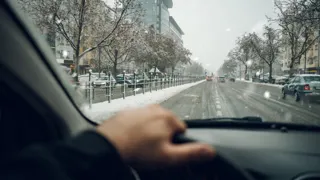 Adobestock 537927610 1440 (C)Zamrznuti Tonovi Fahrersicht auf winterliche Stadtstraße