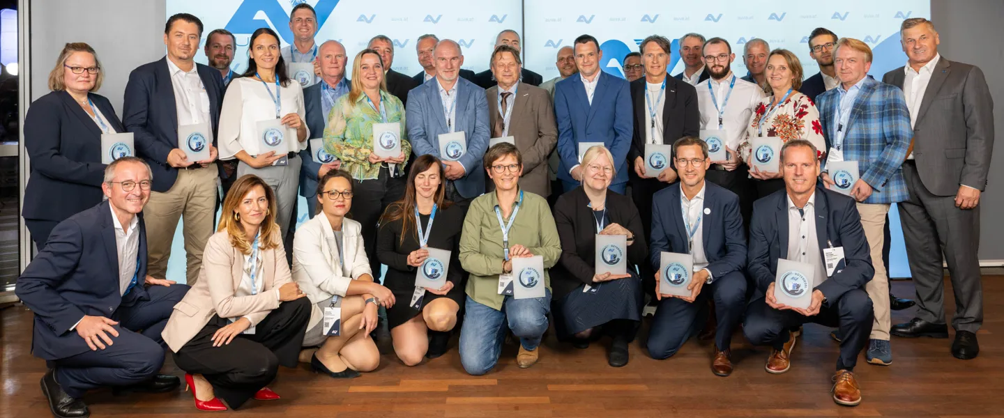 REI0742 E Credit Rreichhart Gruppenfoto der Unternehmensvertreter:innen mit ihren Gütesiegel-Trophäen