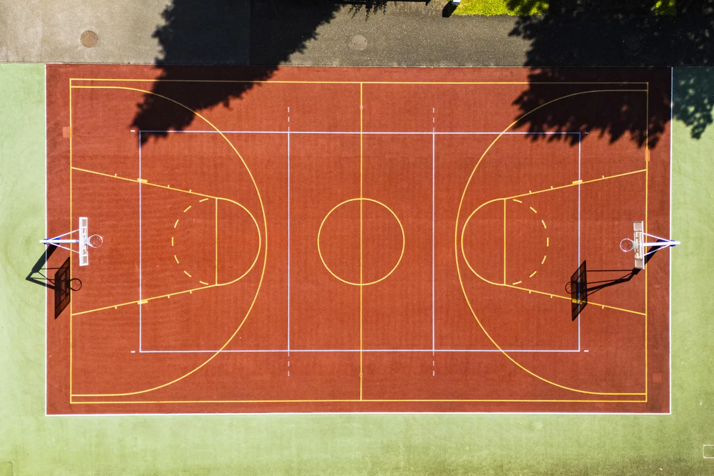 RT Luftaufnahme Basketballplatz - Behindertensport - WEB 016 Luftaufnahme des Basketball-Außenplatzes der AUVA-Rehabilitationsklinik Tobelbad