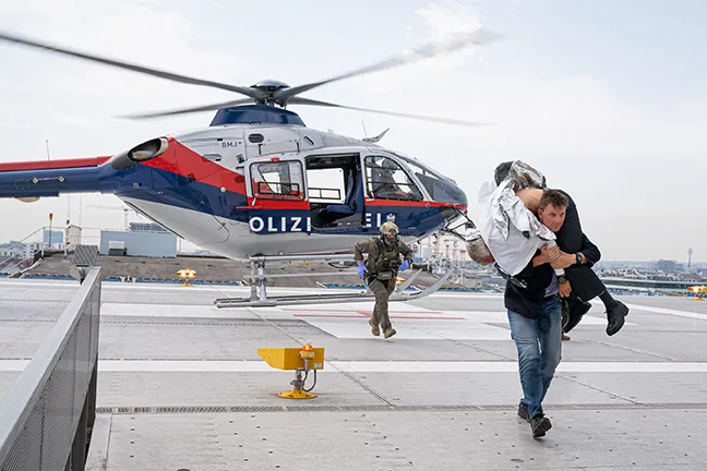 PA 2023-06-23 Für den Ernstfall vorbereitet - Hubschrauberübungen im AUVA-TZW Patientenbergung mit "schwebendem Auslanden" durch Polizeihelikopter - Hubschrauberübungen gemeinsam mit AUVA-TZW