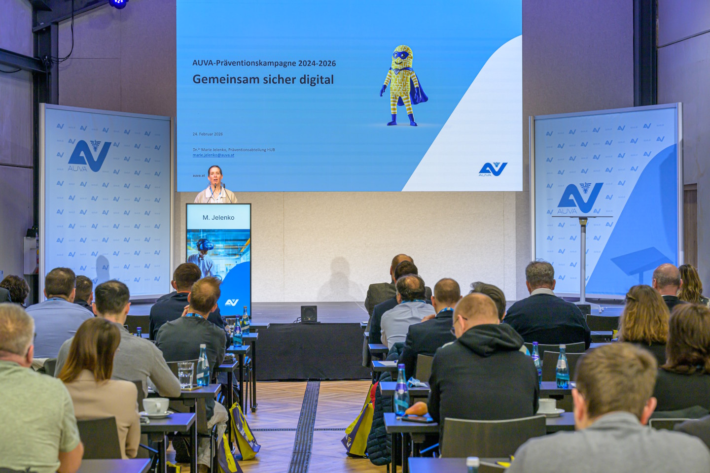 Blick aus dem Publikum auf die Bühne der AUVA-Veranstaltung Digitale Systeme