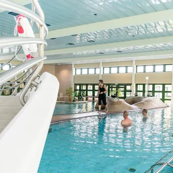 Physiotherapie - Schwimmhalle des AUVA-Rehabilitationszentrums Weißer Hof (VDR 061) Physiotherapie in der Schwimmhalle des AUVA-Rehabilitationszentrums Weißer Hof