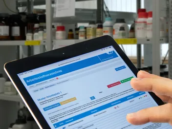 Ein User verwendet an einem Tablet die AUVA-Anwendung Arbeitsstoffverzeichnis