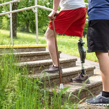 Orthopädietechnik - Stufensteigen mit Beinprothese in Begleitung 220512 GVA 019 (1) Stufensteigen mit Beinprothese in Begleitung