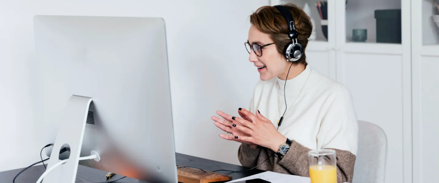 Pexels Karolina Grabowska 4476606 Zuschnitt Frau mit Headset sitzt beim Schreibtisch und schaut in einen Computer