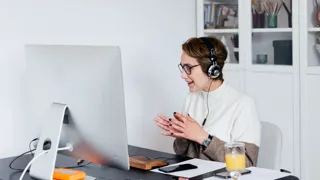 Pexels Karolina Grabowska 4476606 Zuschnitt Frau mit Headset sitzt beim Schreibtisch und schaut in einen Computer