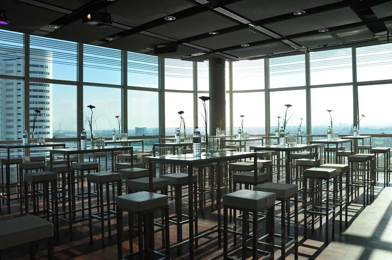 Foto Skystage Stehtische Eckig Foto Skystage Stehtische Eckig