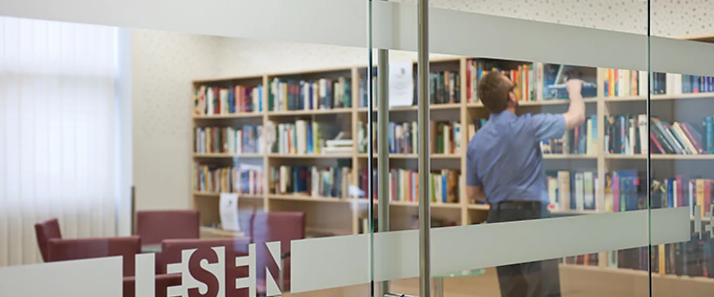 Leseraum mit Sitzgelegenheiten und gut gefüllten Bücherregalen im AUVA-RZ Häring Leseraum mit Sitzgelegenheiten und gut gefüllten Bücherregalen im AUA-RZ Häring