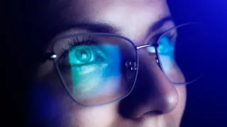 517016413 1440 Credit Vadym Stock.Adobe.Com Nahaufnahme eines Frauengesichts mit Brille, in der sich ein Bildschirm spiegelt.