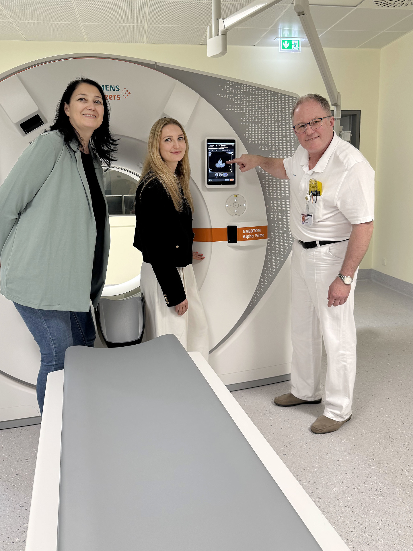 (v.l.) Plegedienstleiterin Bettina Neusüß, Spitalsmanagerin Agnes Schöchl und Prim. Dr. Thomas Hausner freuen sich über das neue CT-Gerät.