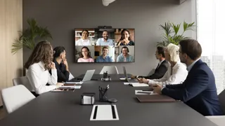Adobestock 629225286 1440 Credit Fizkes Adobestock Blick in einen Meeting-Raum mit Online-Zuschaltung über einen TV-Screen