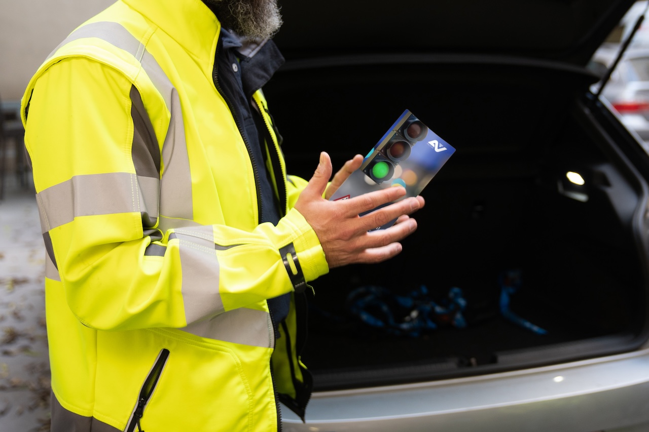 AUVA-Mitarbeiter mit einem Folder