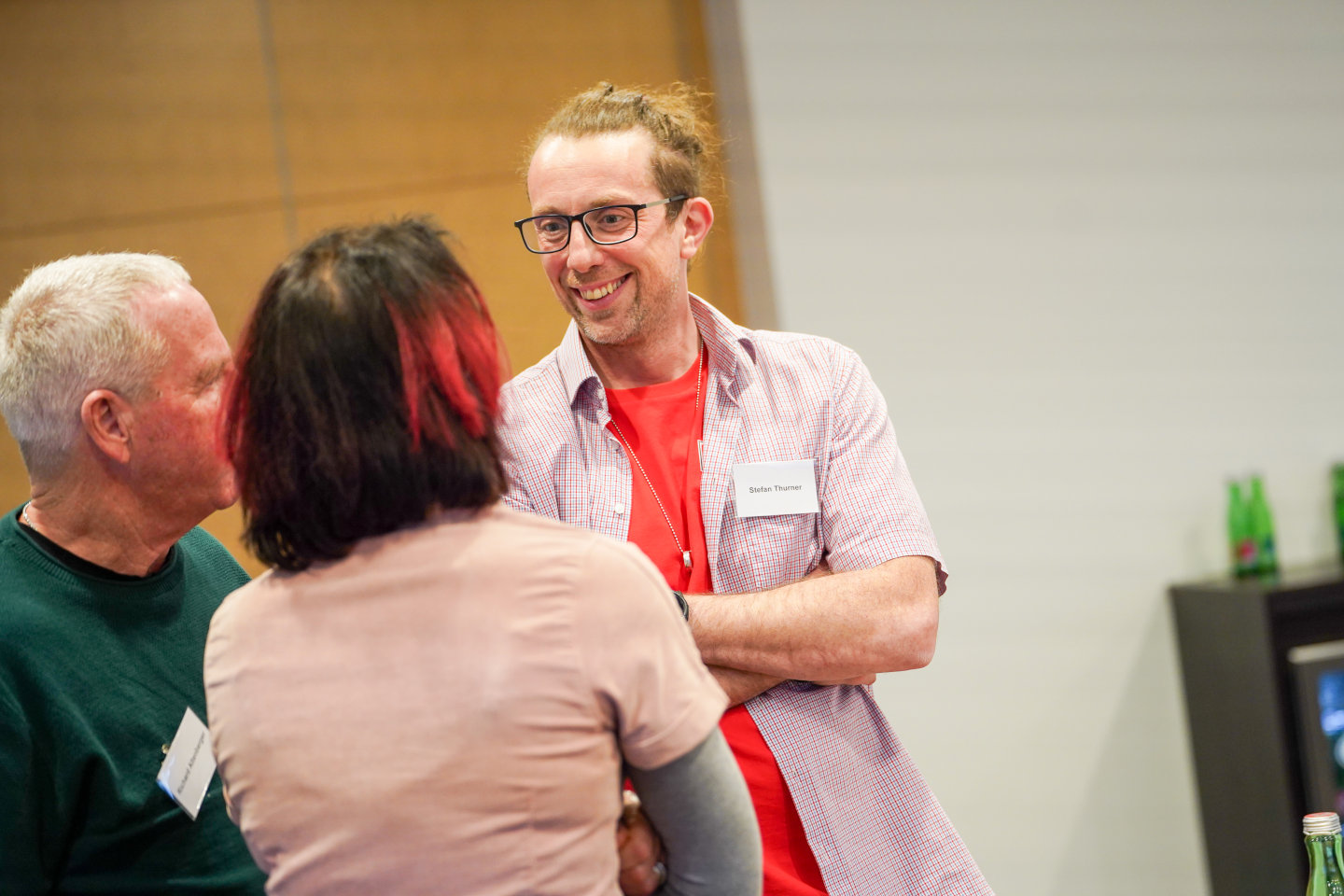 Drei Teilnehmende im Gespräch