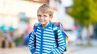 Adobestock 169789326 1440 Credit Irina Schmidt B Schulbub mit Schultasche am Rücken lächelt in die Kamera