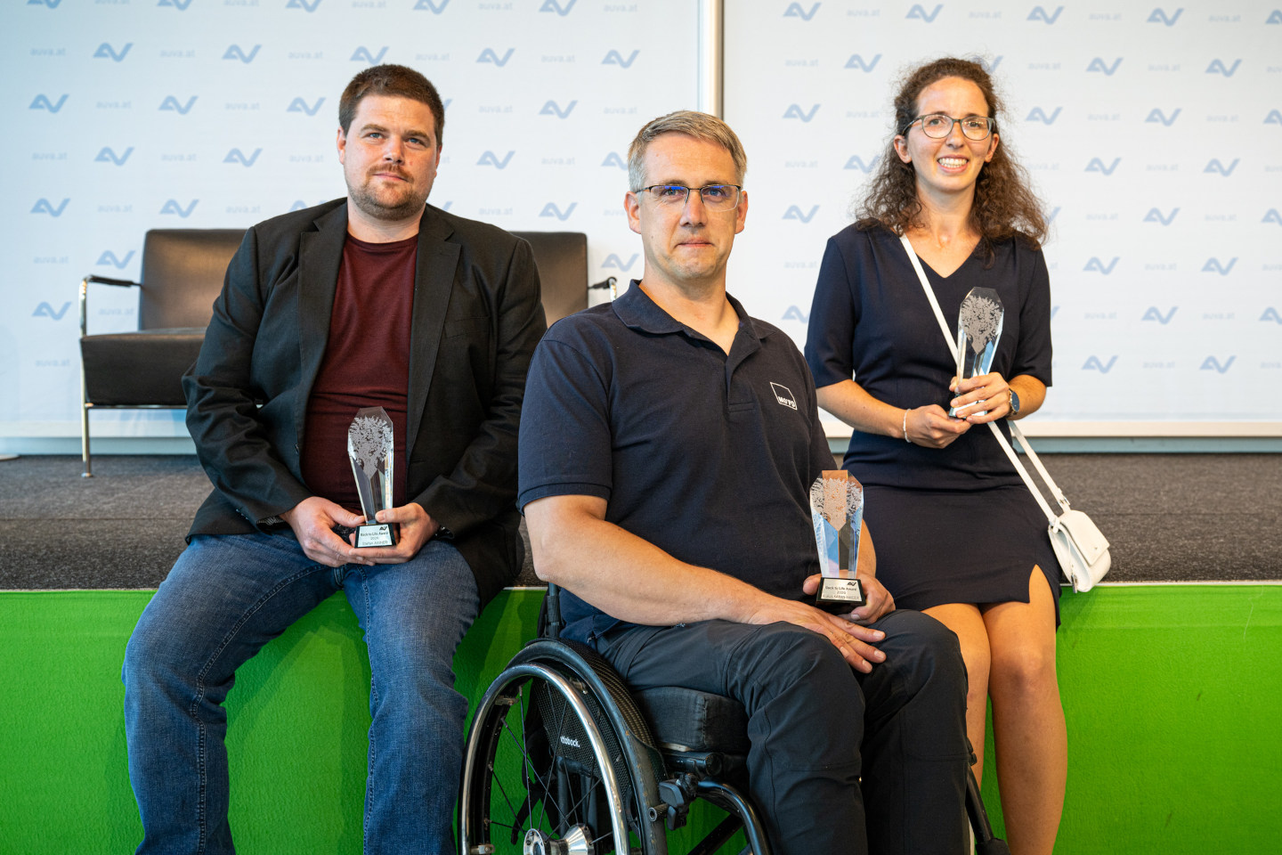 Das Bild zeigt die Preisträger:innen Stefan Aigner, Lukas Karan-Haider und Elisabeth Kiener (v.l.)