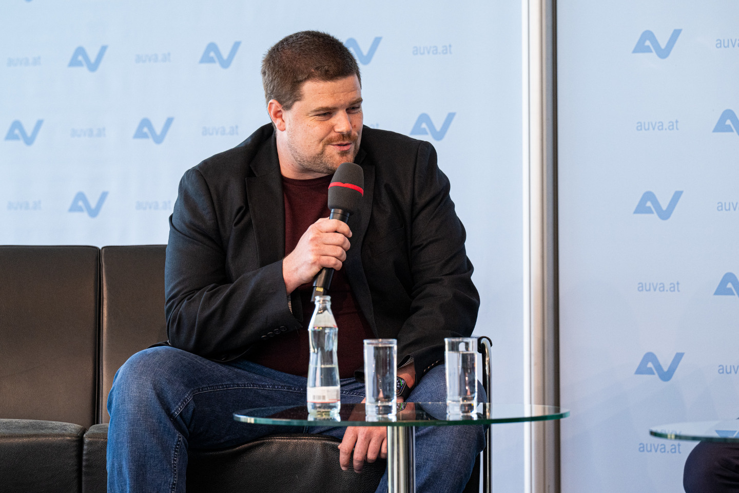 Stefan Aigner spricht bei der Preisverleihung auf der Bühne ins Mikrofon.