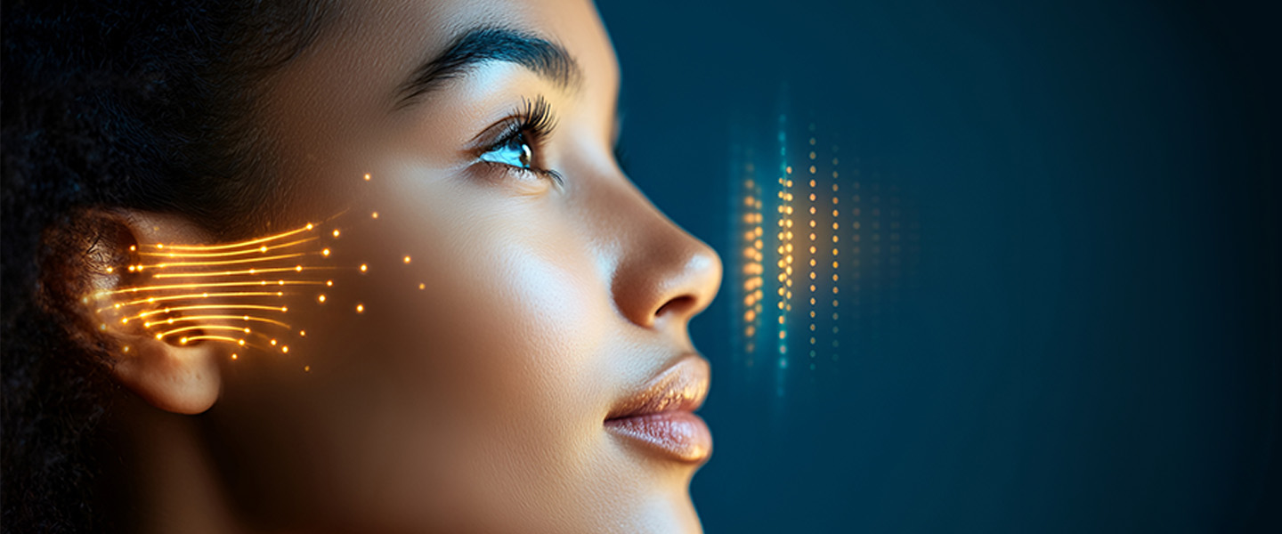 Eine Frau im Seitenprofil mit stilisierten Schallwellen an Ohr und Nase